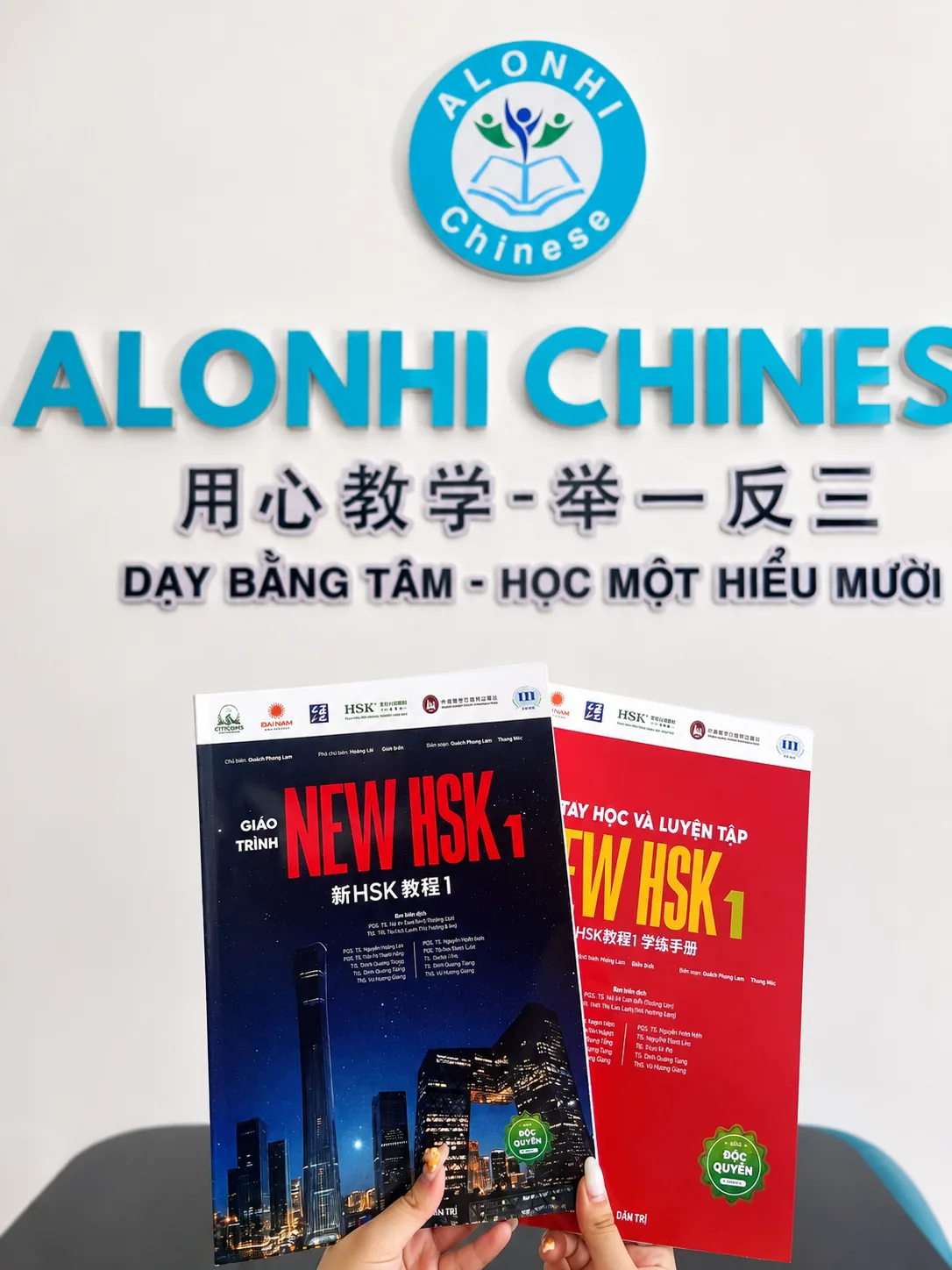 Giáo trình New HSK 1 và Sổ tay học và luyện tập New HSK 1