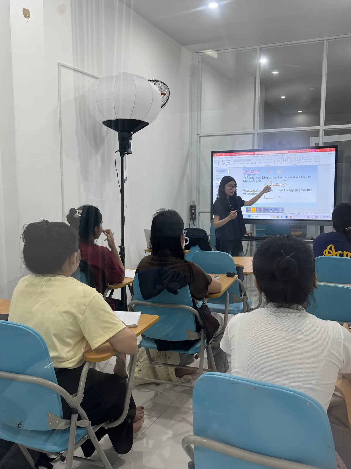 Giáo viên Alonhi giảng phần phiên âm thanh mẫu cho lớp mới