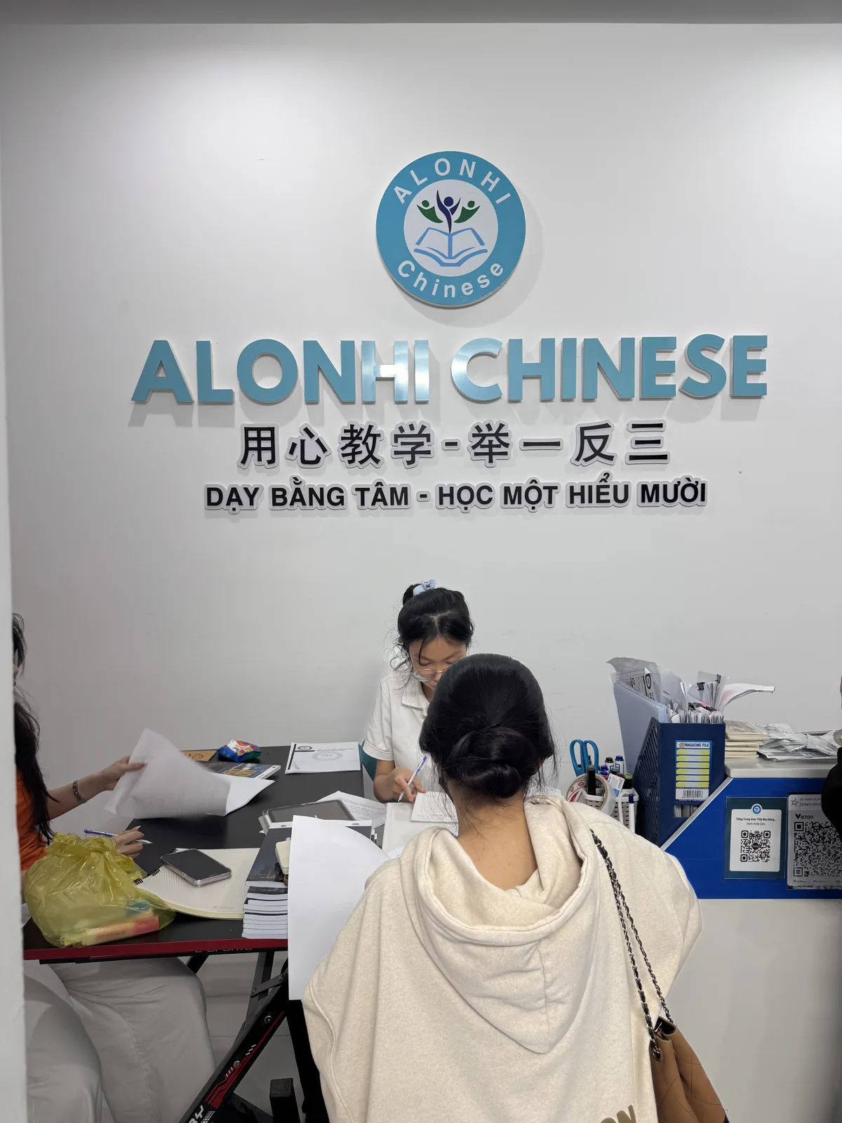 Học viên đăng ký và ký cam kết đào tạo tại quầy Alonhi Chinese