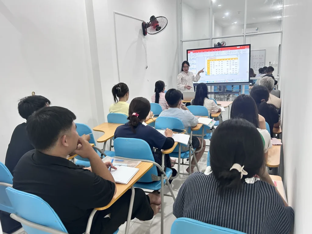 Giáo viên Alonhi Chinese dạy bảng ghép âm Pinyin cho lớp HSK 1