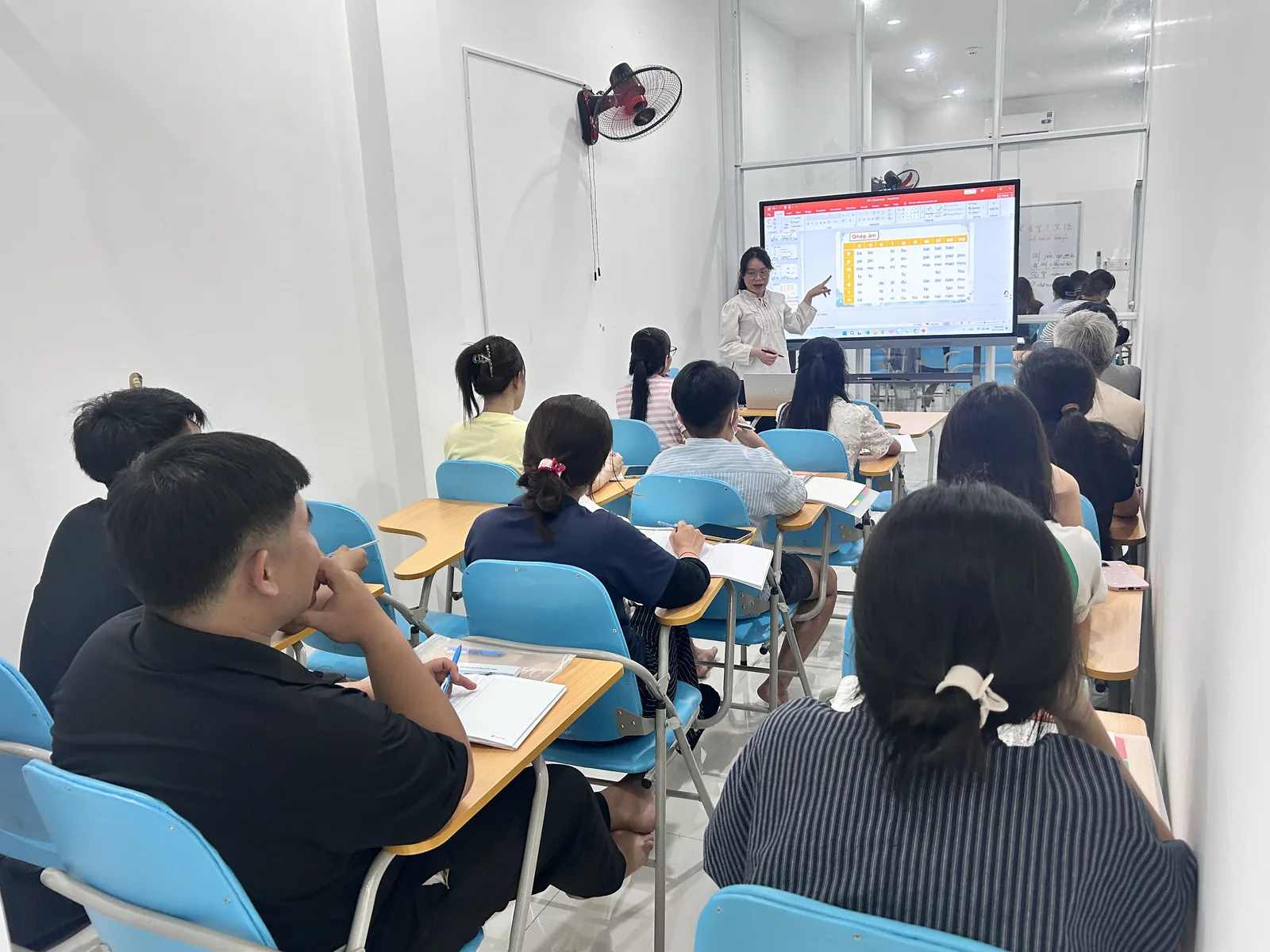 Giáo viên Alonhi Chinese dạy bảng ghép âm Pinyin cho lớp HSK 1