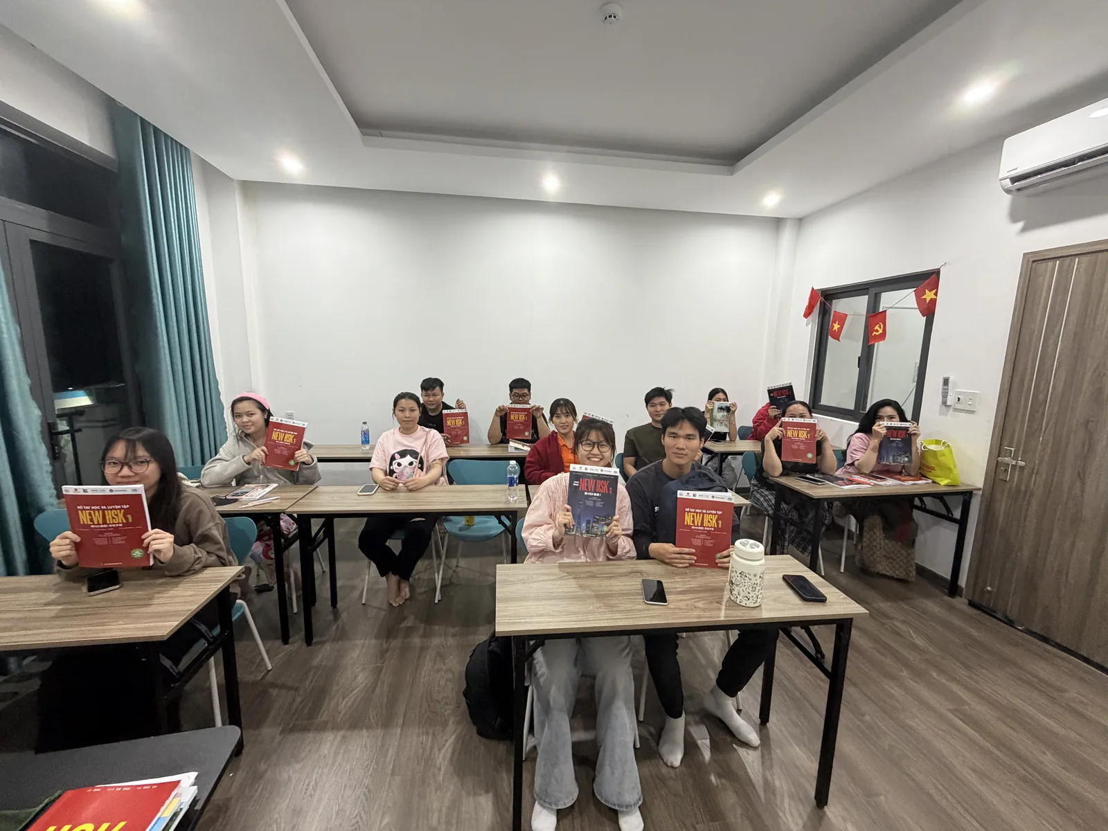 Phòng học bàn gỗ dài tại Alonhi Chinese