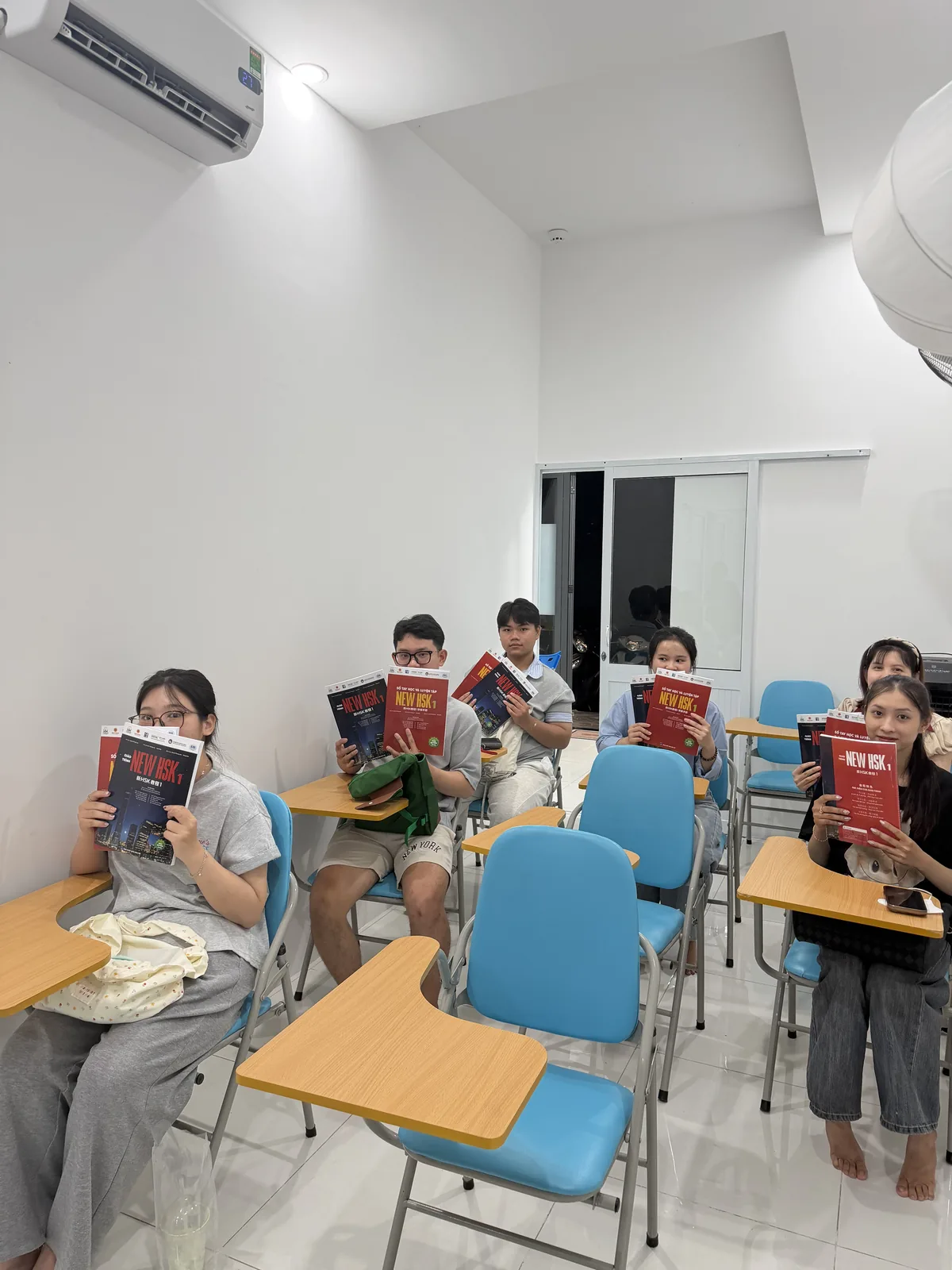 Phòng học ghế xanh có bàn gấp tại Alonhi Chinese
